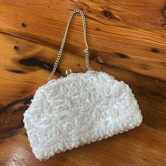 White beaded clutch by Debbie division of John wind Imports made in Hong Kong - Picture 2 of 12